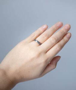 結婚指輪_黒_シンディオ_着用