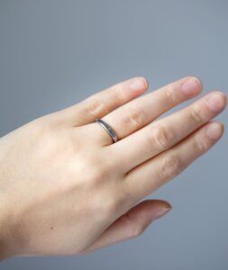 結婚指輪_黒_セレナ_着用