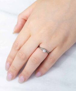 婚約指輪_ソル_着用