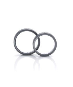 結婚指輪_黒_トロー_側面