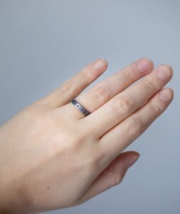 結婚指輪_黒_トロー_着用