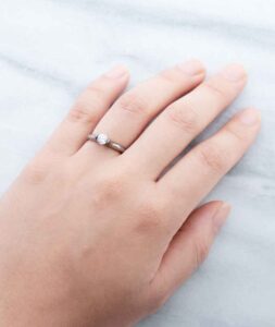 婚約指輪_ノア_着用