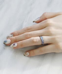 結婚指輪_パヴォニス_着用
