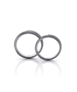 結婚指輪_黒_プトーシ_側面