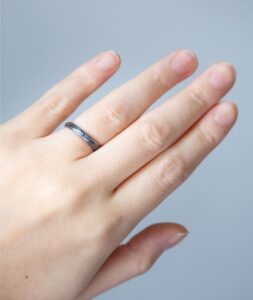 結婚指輪_黒_プトーシ_着用