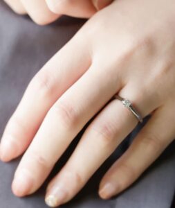 婚約指輪_プリュ_着用
