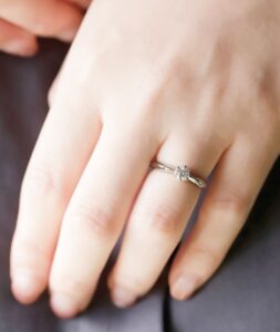 婚約指輪_プレア_着用