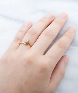 婚約指輪_ミモザ_着用