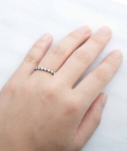 婚約指輪_ラディアハート_着用