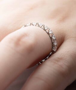婚約指輪_ラディアハート_着用