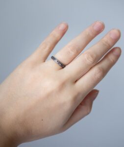 結婚指輪_黒_ランプシー_着用