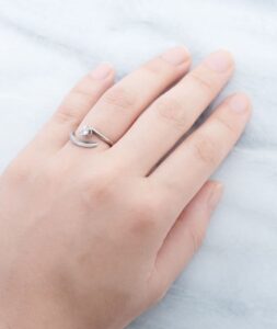 婚約指輪_リリ_着用