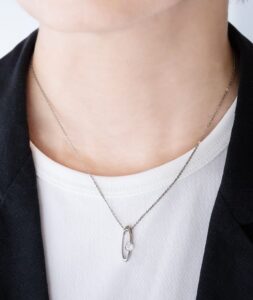 婚約ネックレス_ルク_着用