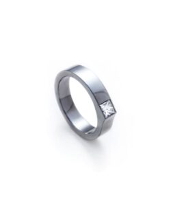 婚約指輪_黒_レグルス_斜め