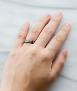 婚約指輪_黒_レグルス_着用