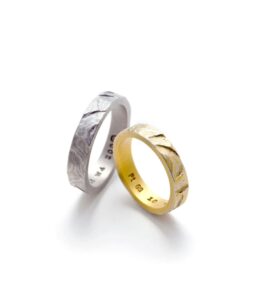結婚指輪_木肌_斜め