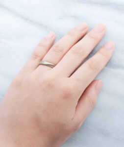 結婚指輪_砂紋_着用
