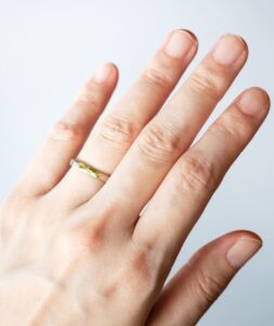 結婚指輪_苔_着用