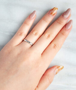 結婚指輪_霜花_着用