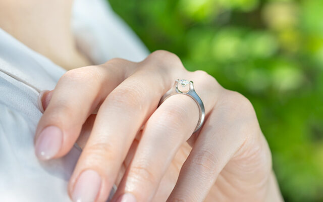 婚約指輪の選び方！失敗しないポイント・相場や購入の流れまで_婚約指輪_チタン_16
