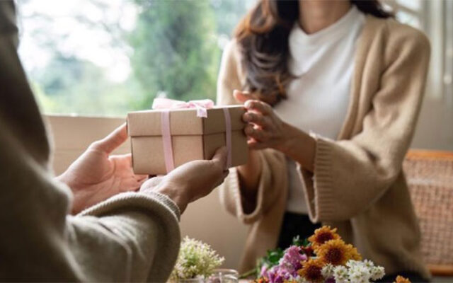 婚約指輪のお返しは必要？おすすめの品物や、金額の相場を紹介！_03