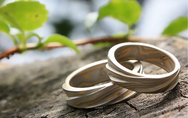 婚約指輪と結婚指輪の違いとは？意味や相場を比較_結婚指輪_木目金_05