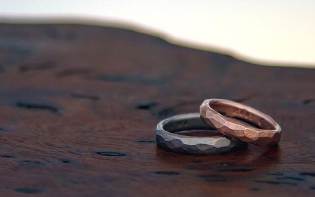 婚約指輪と結婚指輪の違いとは？意味や相場を比較_結婚指輪_07