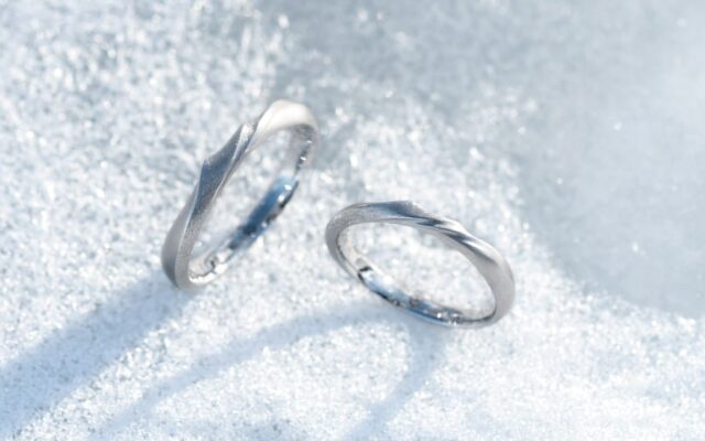 サムシングブルーとは？由来や意味から指輪や花など結婚式への取り入れ方も紹介_結婚指輪_プラチナ