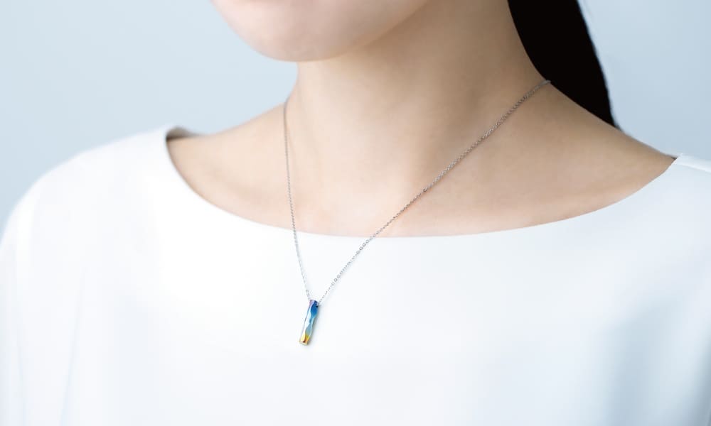 自分で発色できる！ネックレスプレゼント、着用イメージ